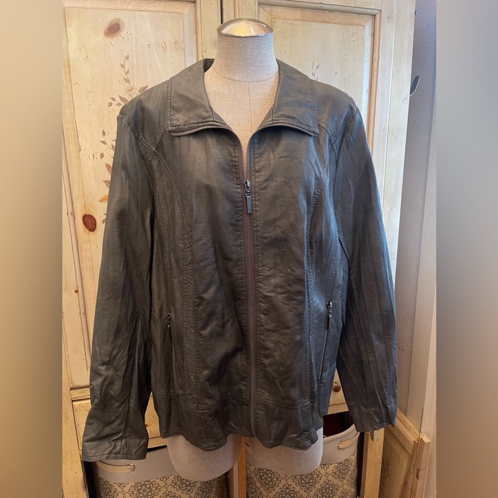 Bernardo Women’s faux leather jacket 2x